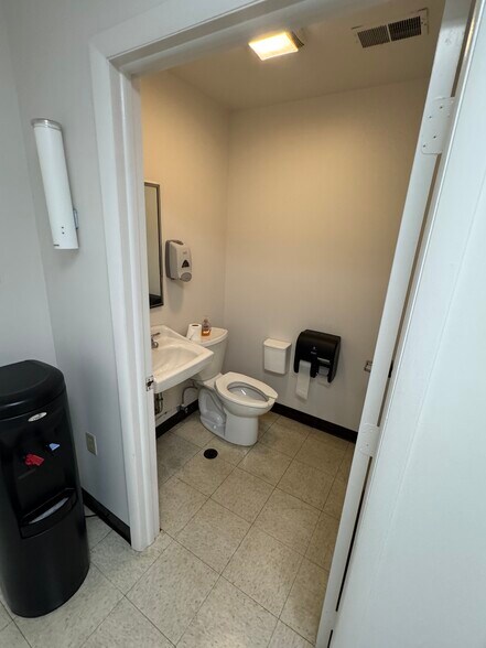 More Photos Of 16125 Business Pky, Hagerstown Service For Lease