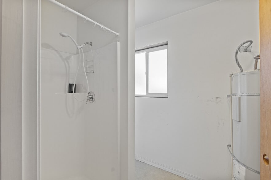 More Photos Of 100 N 7th St, Lakeside Showroom For Sale