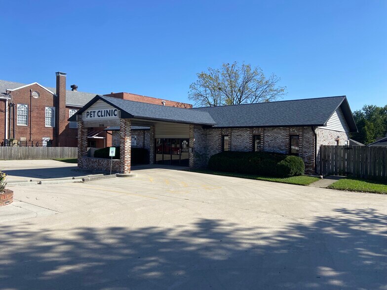 More Photos Of 2228 W College St, Springfield Veterinarian Kennel For Sale