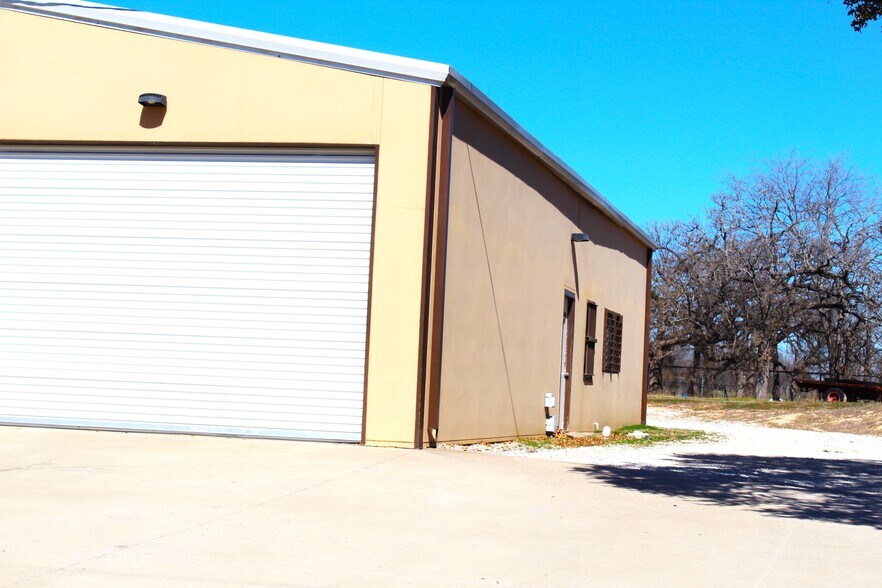 More Photos Of 1808 Barnett Dr, Weatherford Warehouse For Lease