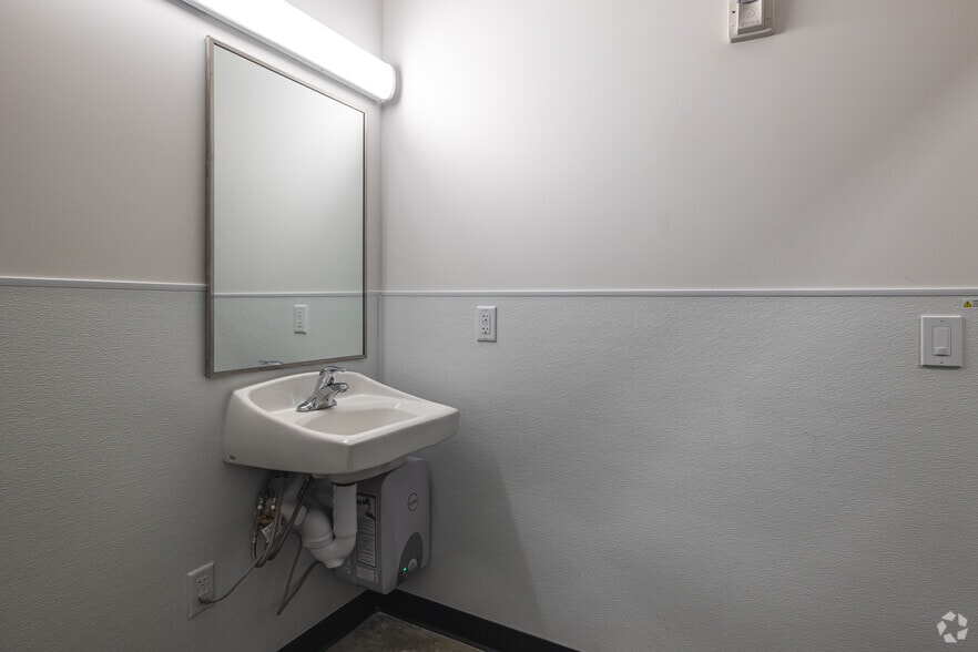 More Photos Of 5718 W 3500 South, West Valley Warehouse For Lease