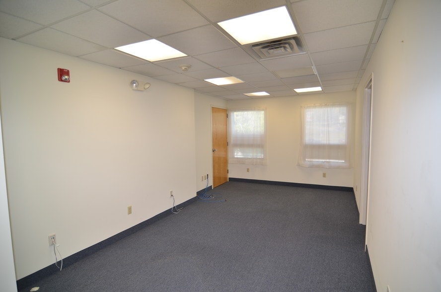 More Photos Of 107 W Main St, Clinton Office For Lease