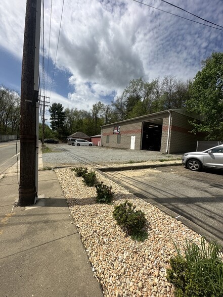 More Photos Of 630 Long Rd, Pittsburgh Showroom For Sale