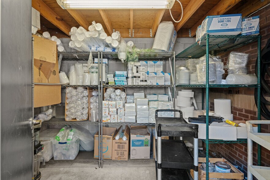 More Photos Of 1025 Industrial Dr, Crestview General Retail For Sale