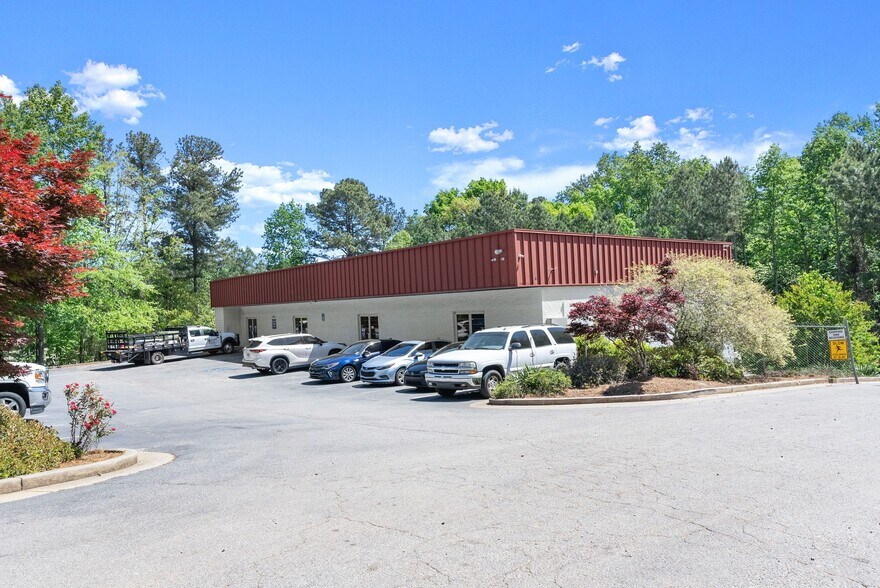 More Photos Of 3917 Old Flowery Branch Rd, Oakwood Flex For Lease
