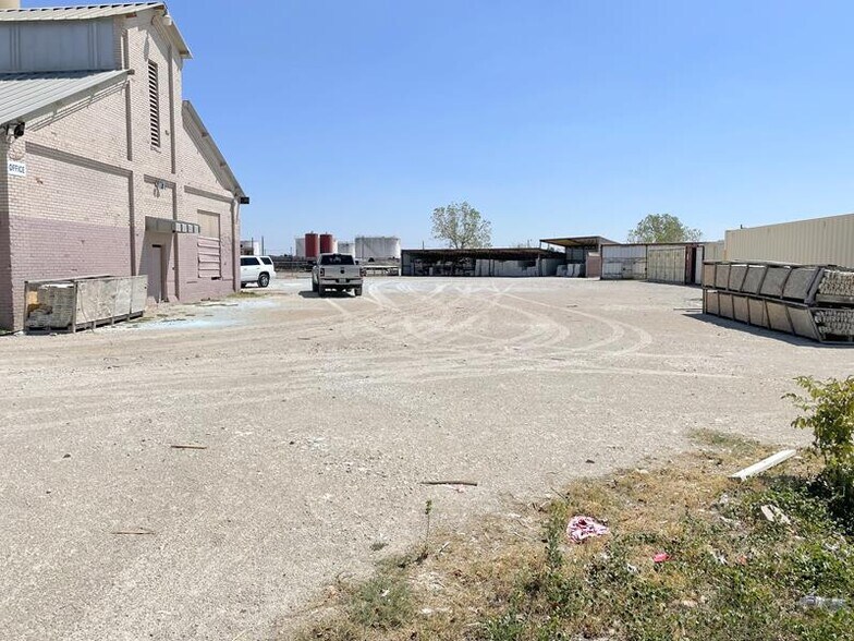 More Photos Of 2591 NE 28th St, Fort Worth Manufacturing For Lease