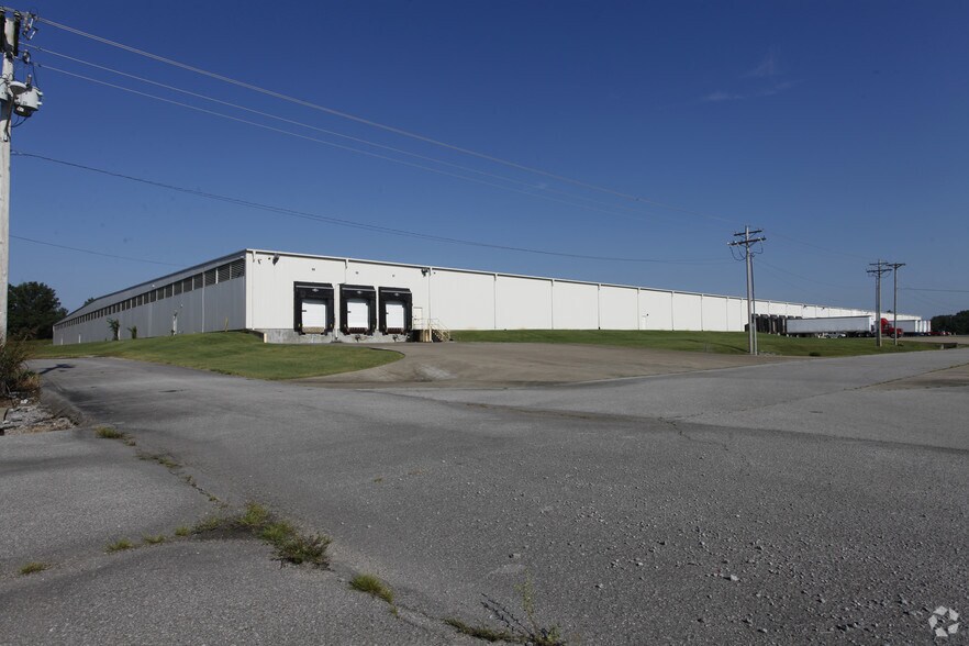 More Photos Of 1442 Toshiba Dr, Lebanon Distribution For Lease