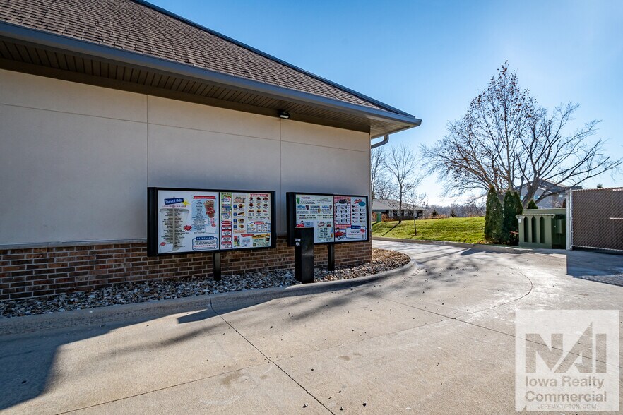 More Photos Of 955 29th Ave, Marion General Retail For Lease