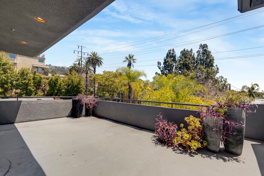 More Photos Of 939 Palm Ave, West Hollywood Apartments For Sale