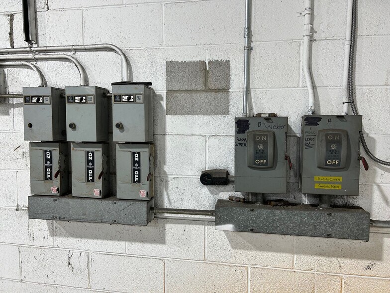 More Photos Of 402 Aberdeen Rd, Hampton Service For Lease