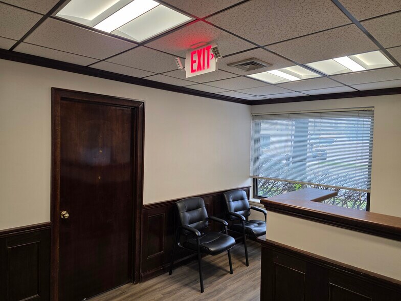 More Photos Of 98 Willis Ave, Mineola Office For Lease