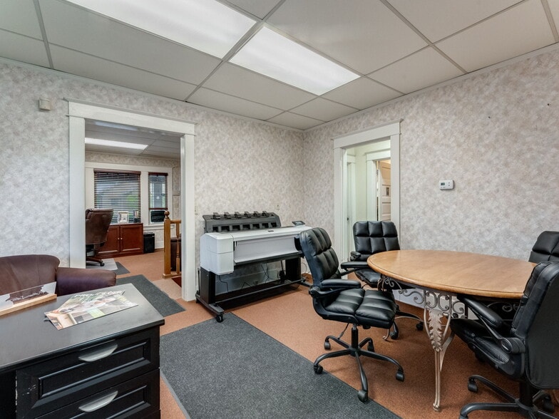 More Photos Of 737 NW Adams St, McMinnville Office For Sale