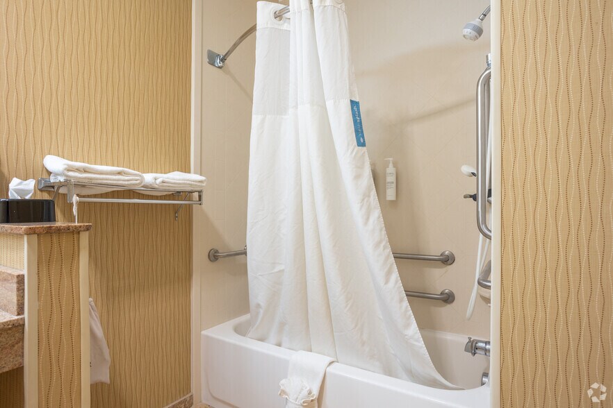 More Photos Of 1150 Riverside Dr, Battle Creek Hotel For Sale