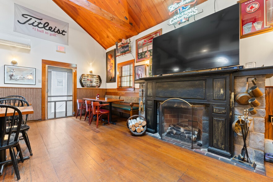 More Photos Of 52 Post Rd, Wells Restaurant For Sale