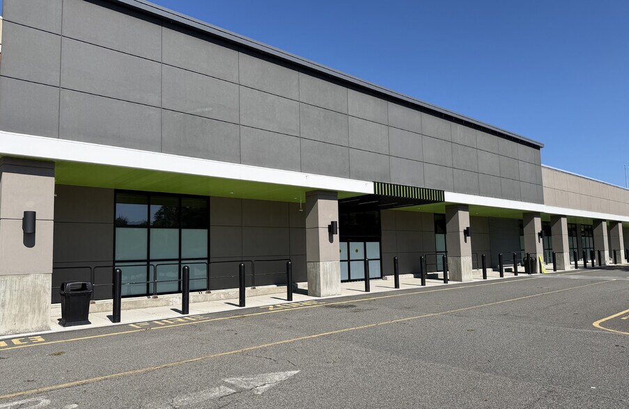 More Photos Of 34 E Ridgewood Ave, Paramus Department Store For Lease