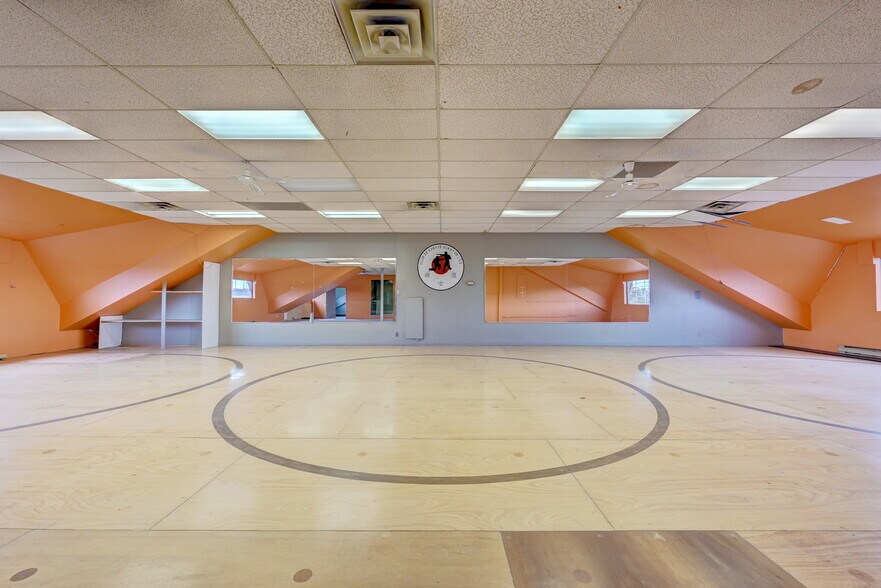 More Photos Of 100-120 Rue du Barry, Kirkland Restaurant For Lease