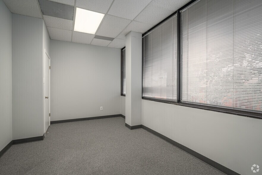 More Photos Of 333 N Rivershire Dr, Conroe Office For Lease