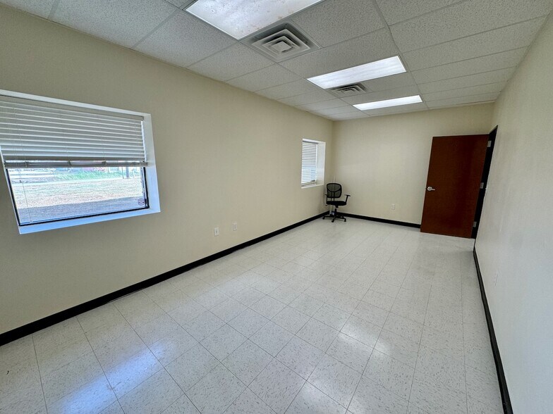 More Photos Of 4844 CR 430, Pleasanton Warehouse For Lease