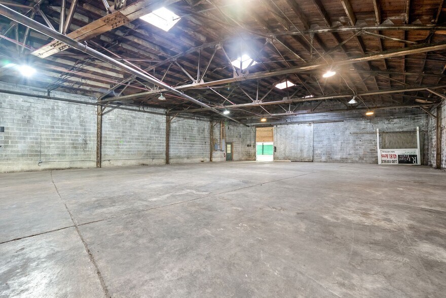 More Photos Of 1214 College St, Clarksville Warehouse For Lease
