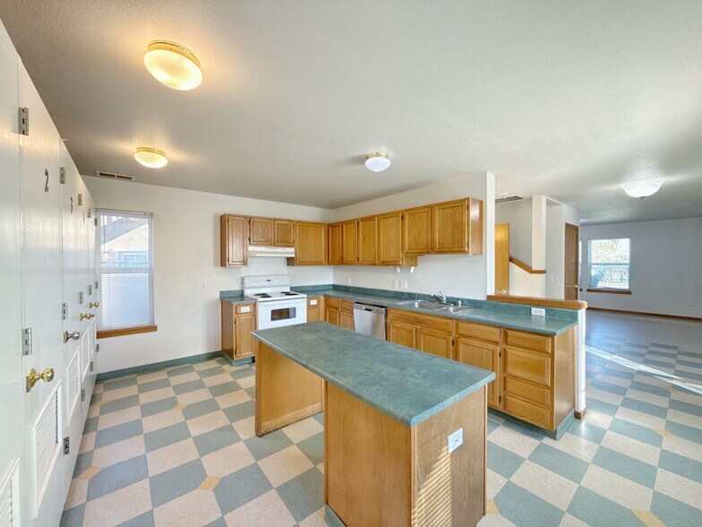 More Photos Of 217 NE 192nd Ave, Portland Flex For Sale