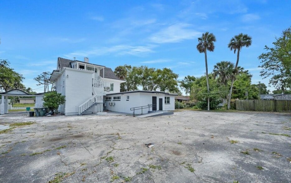 More Photos Of 934 S Ridgewood Ave, Daytona Beach Sorority Fraternity House For Sale