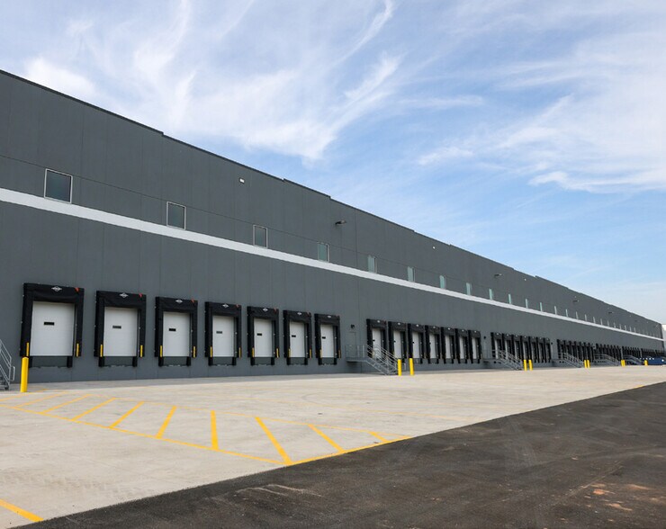 More Photos Of 1 Nassau Pl, Staten Island Warehouse For Lease