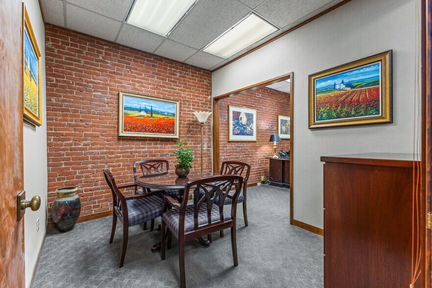 More Photos Of 387 Court St NE, Salem Office For Sale