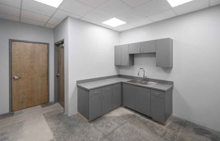 More Photos Of 23366 Bibb Garrett Rd, Tanner Distribution For Lease
