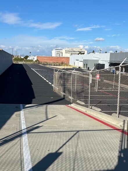 More Photos Of 1917-1921 E Mariposa Ave, El Segundo Warehouse For Lease