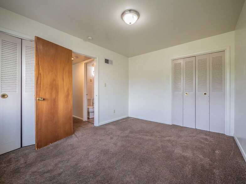 More Photos Of 1121 N College Dr, Maryville Apartments For Sale