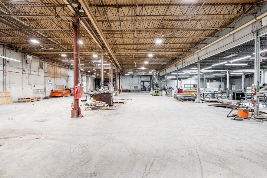 More Photos Of 115 Rue de Lauzon, Boucherville Manufacturing For Lease