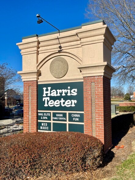 More Photos Of 5706 Wyalong Dr, Charlotte Storefront For Lease