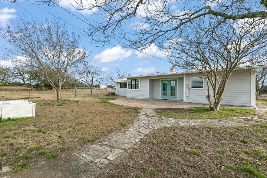 More Photos Of 2736 Highway 29, Burnet Office Residential For Lease