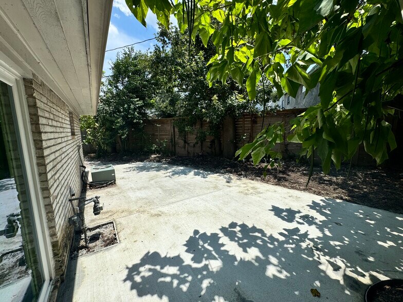 More Photos Of 7315 Housman, Houston Specialty For Sale