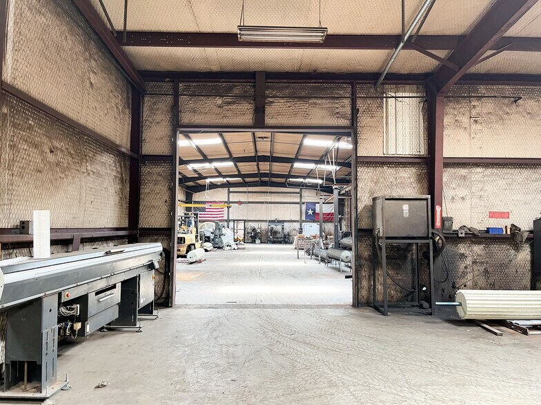 More Photos Of 3509 Globe Ave, Lubbock Warehouse For Lease