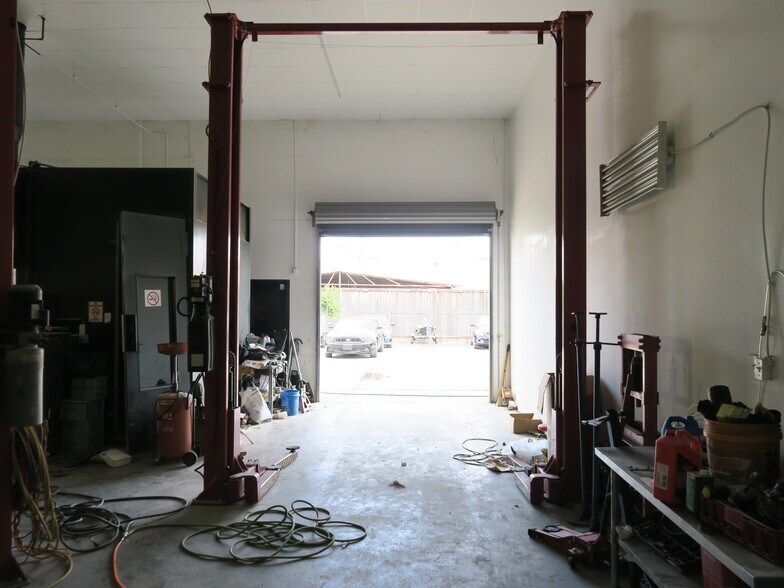 More Photos Of 5900 Schumacher Ln, Houston Auto Repair For Lease