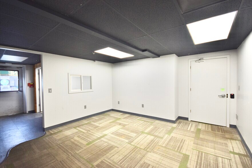 More Photos Of 2200 SE Mailwell Dr, Milwaukie Warehouse For Lease