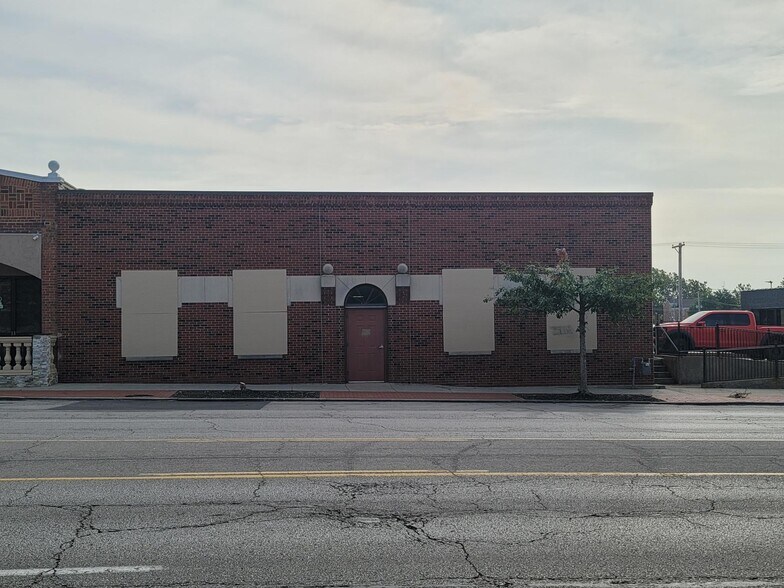 More Photos Of 3947 Broadway St, Kansas City Medical For Sale