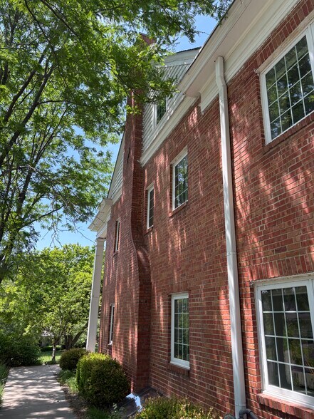 More Photos Of 17 S Jewell St, Liberty Office For Sale