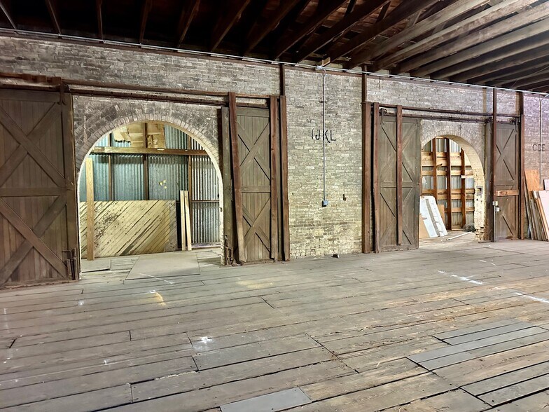 More Photos Of 200-232 W New Braunfels St, Seguin Warehouse For Lease