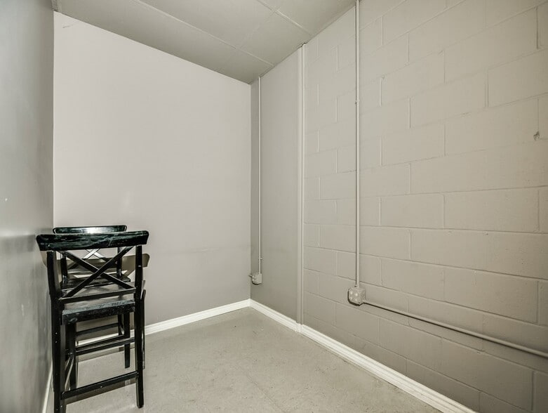 More Photos Of 1009 N Bowen Rd, Arlington Storefront For Sale