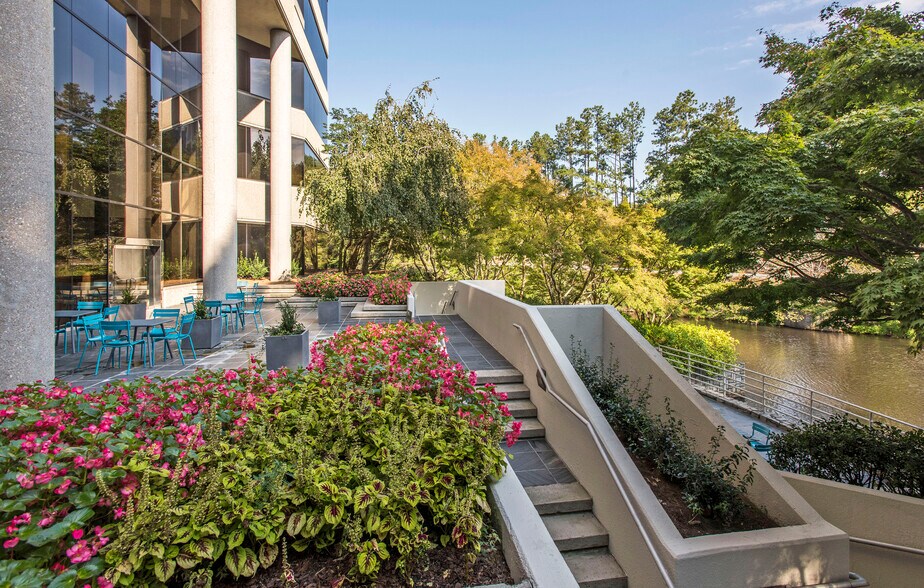 More Photos Of 400 Northridge Rd, Atlanta Office For Lease