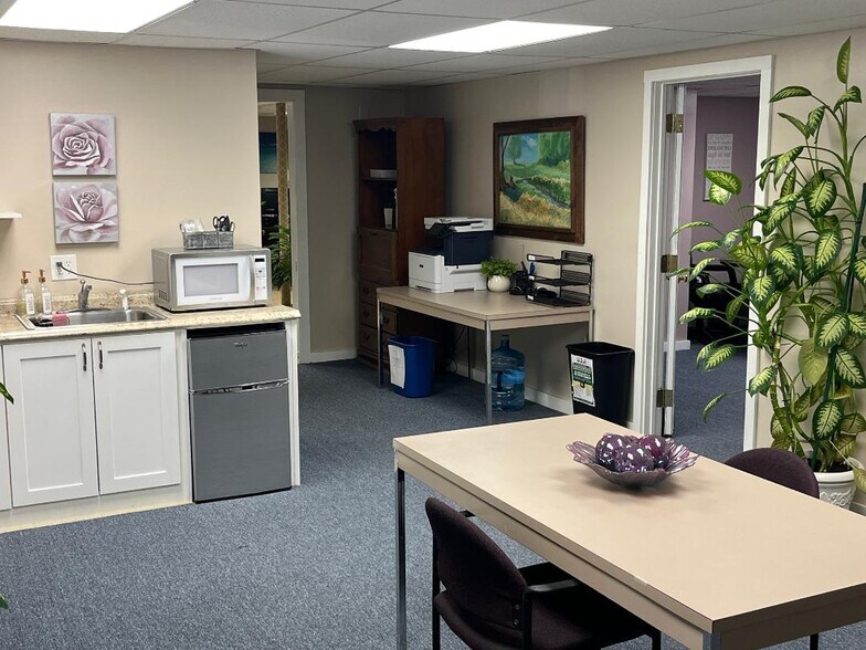 More Photos Of 284 Merrow Rd, Tolland Office For Lease