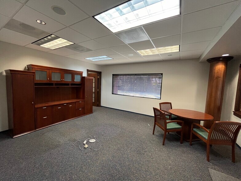 More Photos Of 5202 Shadowbend Pl, The Woodlands Office For Lease