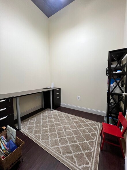 More Photos Of 955 E Main St, Lexington Freestanding For Lease