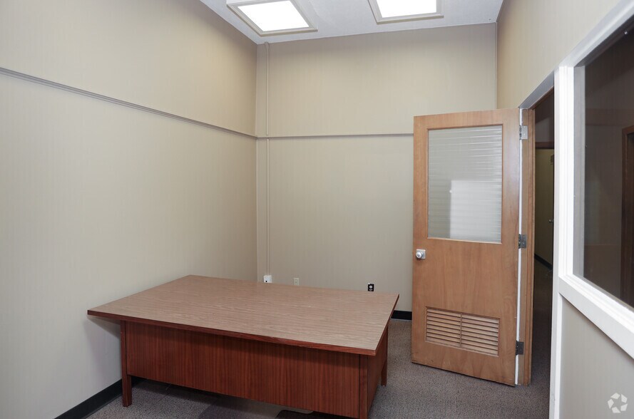 More Photos Of 2 NW 18th St, Richmond Bank For Lease