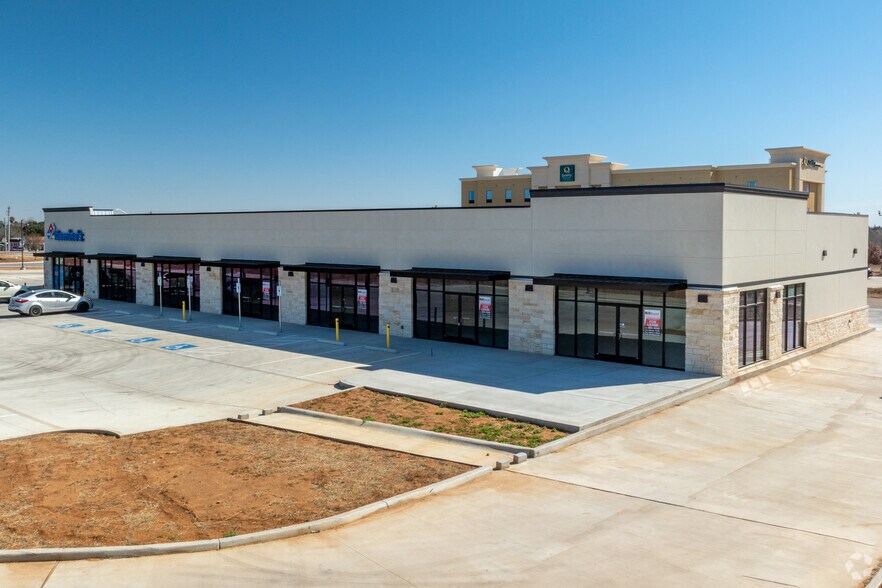 More Photos Of 1702 Louise Ln, Pearsall Storefront For Sale