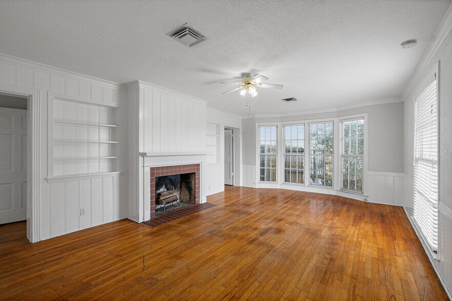 More Photos Of 208 S 31st St, Corsicana Flex For Sale
