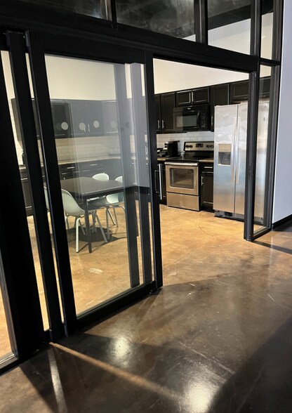 More Photos Of 1341 Conant St, Dallas Loft Creative Space For Lease