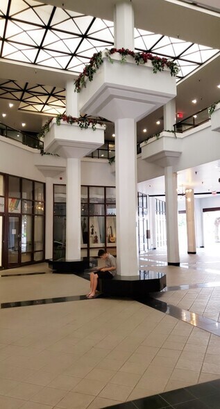 More Photos Of 725 Kapiolani Blvd, Honolulu Office For Sale